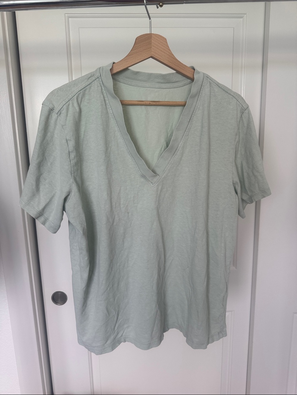 Everlane Organic Cotton Deep V-Neck Tee Sage Green Size L - Picture 2 of 3